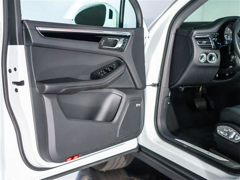 Certified 2025 Porsche Macan S AWD/4WD image 21