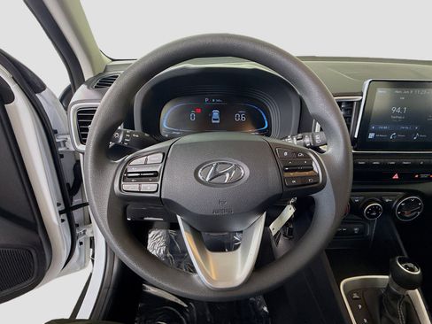 Used 2025 Hyundai Venue SE FWD image 13