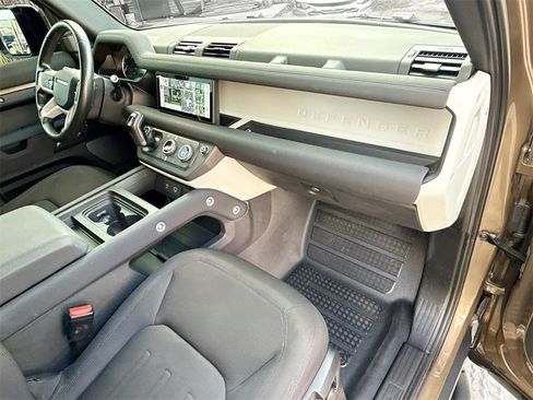 Used 2022 Land Rover Defender 90 image 34