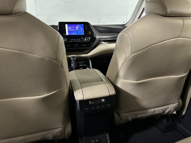 Used 2024 Toyota Highlander XLE AWD/4WD image 22
