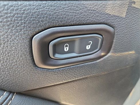 Used 2019 Jeep Wrangler Unlimited Sahara AWD/4WD image 15