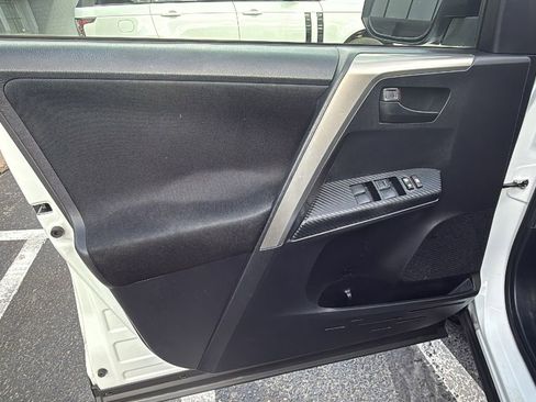 Used 2014 Toyota RAV4 LE image 9