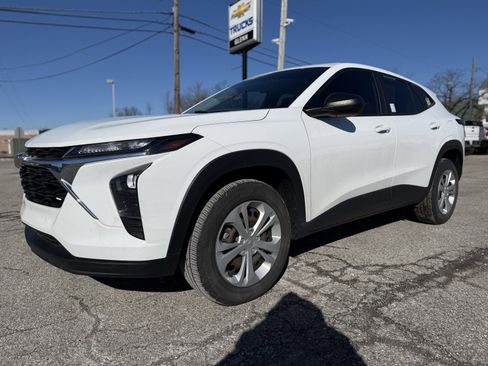 Used 2024 Chevrolet Trax LS image 2