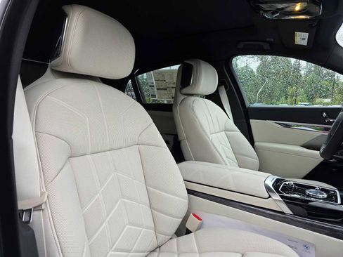 Used 2025 BMW 740i xDrive w/ Executive Package image 11