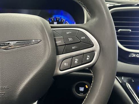 Used 2025 Chrysler Pacifica Select FWD image 18