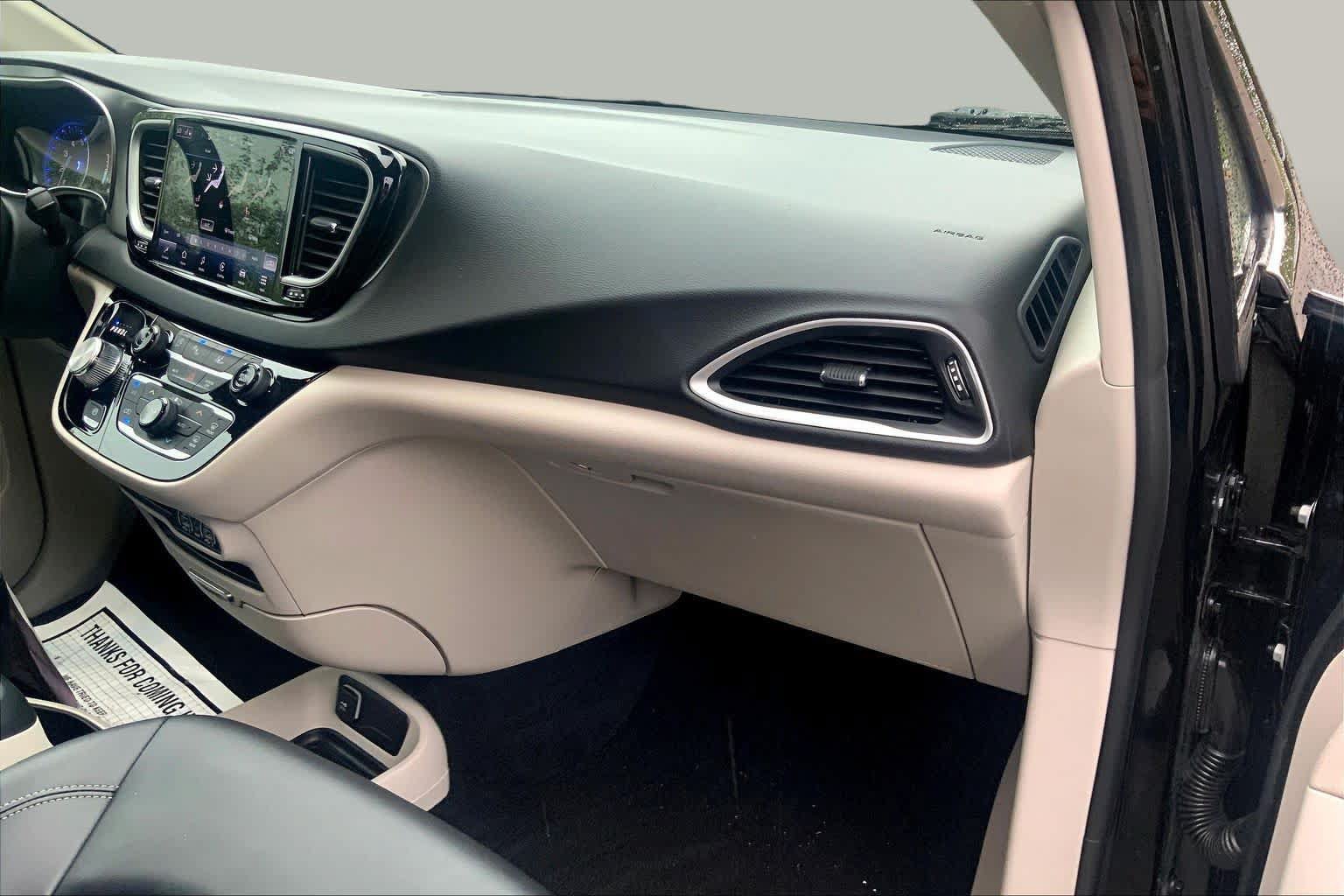 Used 2024 Chrysler Pacifica Touring-L FWD image 17