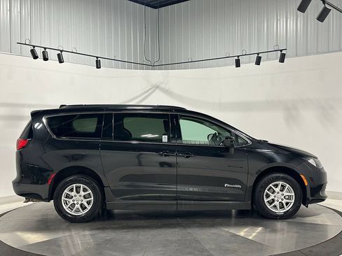 Used 2020 Chrysler Voyager Lxi FWD image 5