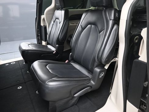 Used 2023 Chrysler Pacifica Touring-L FWD image 16