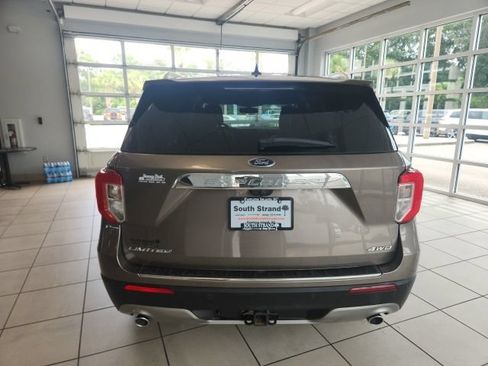 Used 2021 Ford Explorer Limited w/ Equipment Group 301A AWD/4WD image 7