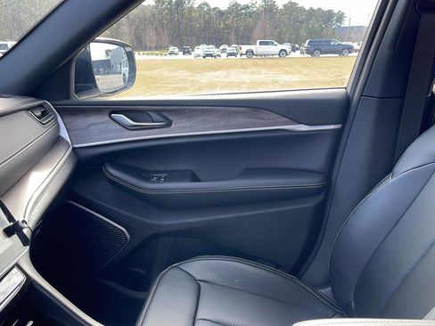 New 2026 Jeep Grand Cherokee Limited w/ Luxury Tech Group II image 23