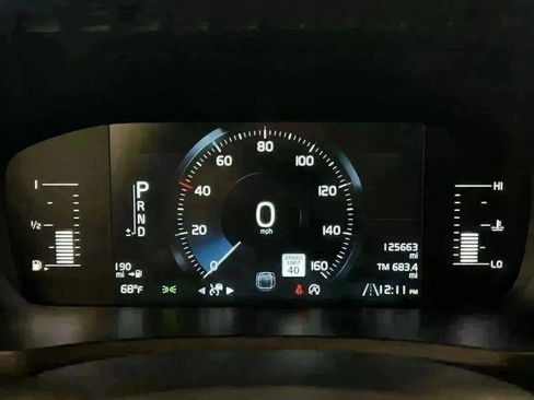 Used 2017 Volvo XC90 T5 Momentum w/ Vision Package image 18