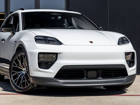 Certified 2025 Porsche Macan Electric RWD image 9