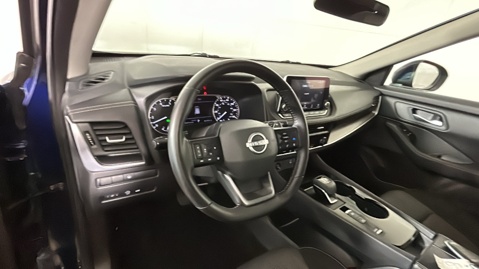 Used 2025 Nissan Rogue SV FWD image 16