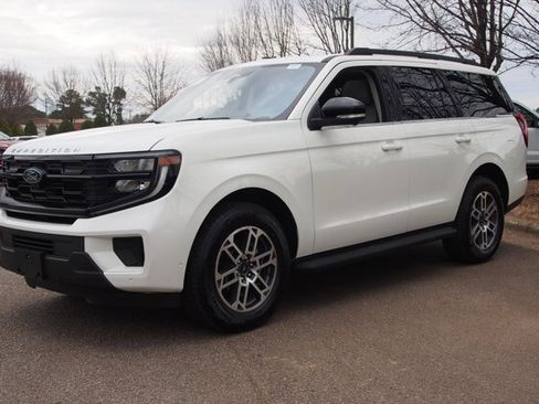 Certified 2025 Ford Expedition Active image 3