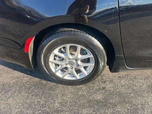 Used 2024 Chrysler Pacifica Touring-L FWD image 14