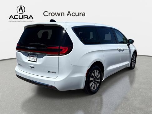 Used 2024 Chrysler Pacifica Limited FWD image 4