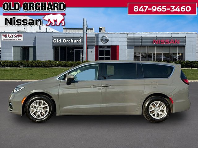 Used 2023 Chrysler Pacifica Touring-L FWD image 6
