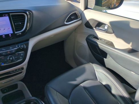 Used 2023 Chrysler Pacifica Touring-L image 16