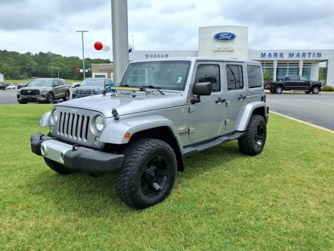 Used 2015 Jeep Wrangler Unlimited Sahara AWD/4WD image 3