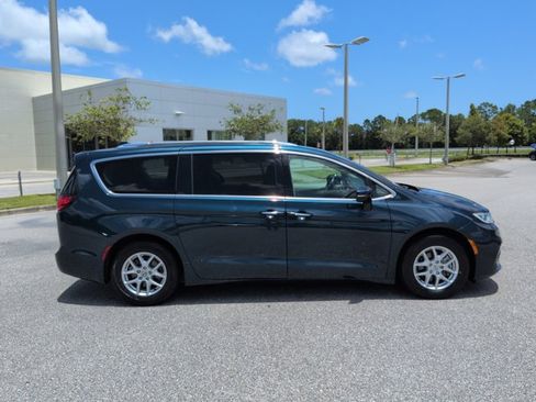 Used 2021 Chrysler Pacifica Touring-L FWD image 4