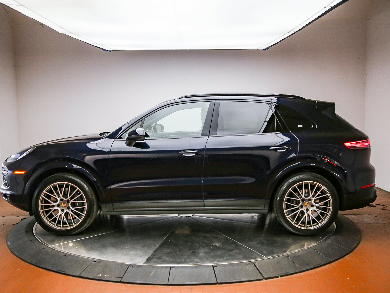 Certified 2023 Porsche Cayenne Platinum Edition AWD/4WD image 2