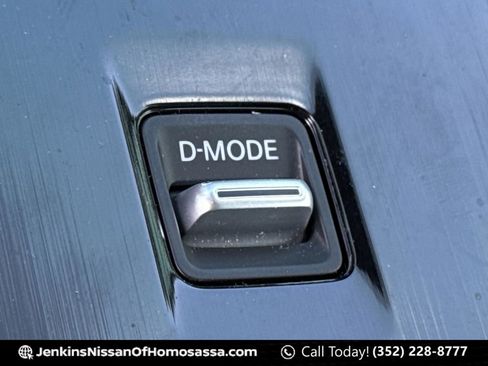 Used 2025 Nissan Rogue Platinum w/ Tech Package image 39