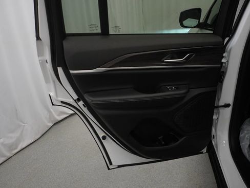 New 2026 Jeep Grand Cherokee Altitude AWD/4WD image 30