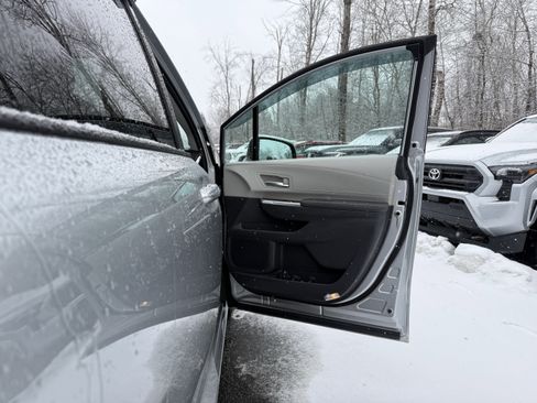 Used 2022 Toyota Sienna XLE image 38