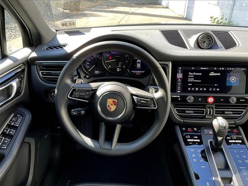 Certified 2025 Porsche Macan image 11