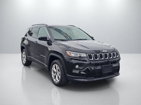 Used 2025 Jeep Compass Latitude w/ Sun & Sound Group AWD/4WD image 3