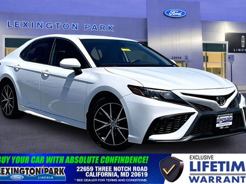 Used 2022 Toyota Camry SE FWD image 1