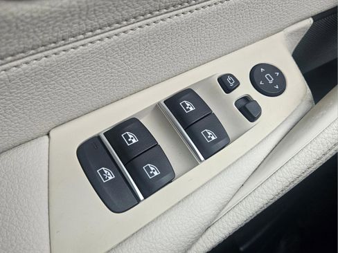 Used 2023 BMW 530e w/ Premium Package image 31