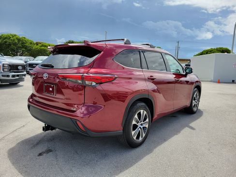 Used 2022 Toyota Highlander XLE FWD image 5
