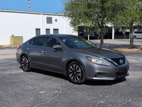 Certified 2018 Nissan Altima 2.5 SV w/ 2.5 SV Technology Package FWD image 2