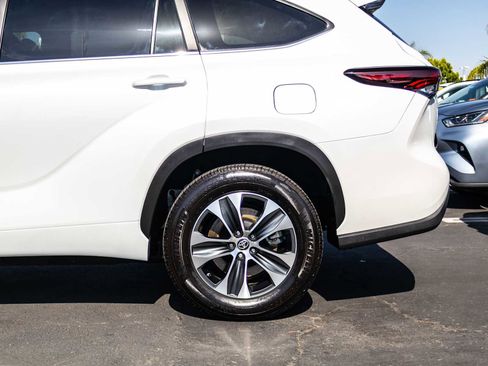 Used 2025 Toyota Highlander XLE FWD image 6