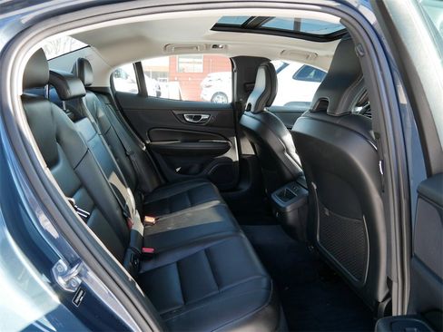 Used 2019 Volvo S60 T6 Momentum w/ Premium Package image 9