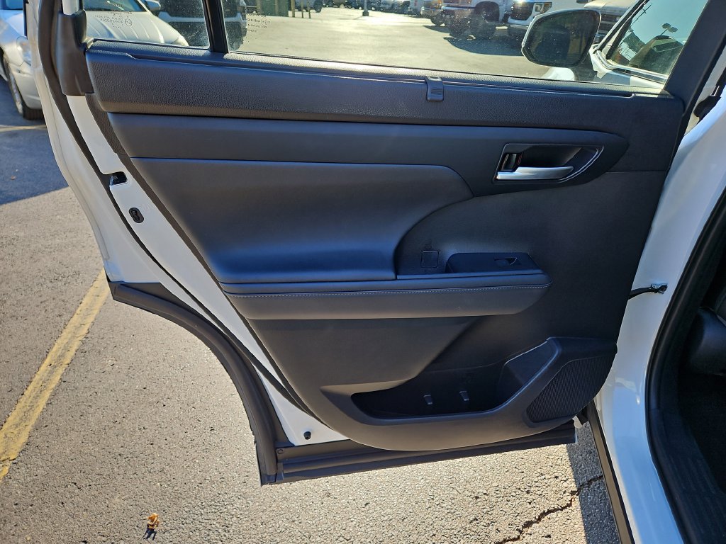Used 2023 Toyota Highlander XLE FWD image 21