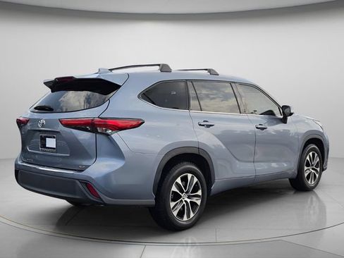 Used 2022 Toyota Highlander XLE FWD image 7