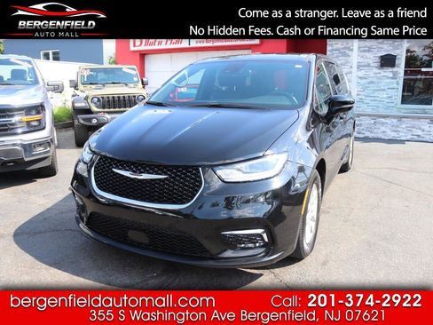Used 2026 Chrysler Pacifica Select FWD image 1