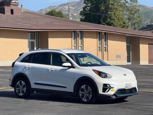 Used 2020 Kia Niro EX w/ Cold Weather Package FWD image 3