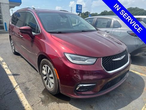 Used 2021 Chrysler Pacifica Touring-L FWD image 1