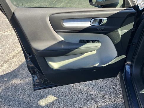 Used 2022 Volvo XC40 T5 Momentum w/ Premium Package image 19
