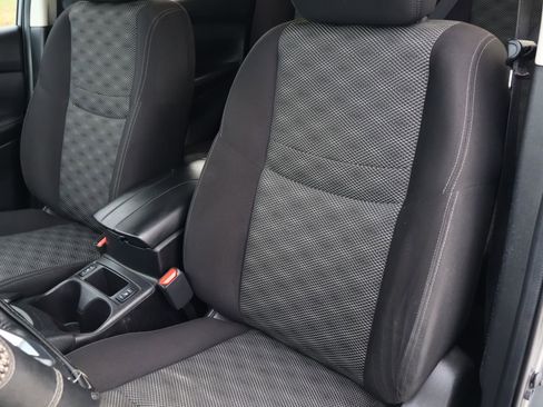 Used 2018 Nissan Rogue Sport SV w/ SV Technology Package image 12