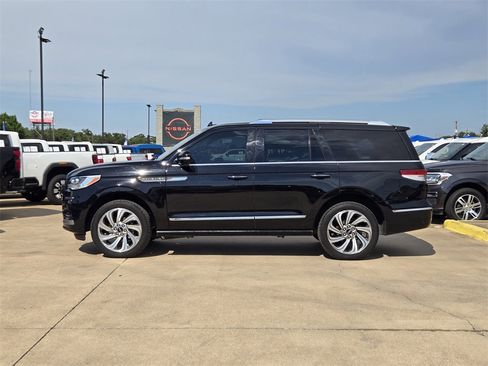 Used 2023 Lincoln Navigator Reserve image 3