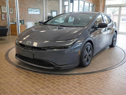 Used 2025 Toyota Prius LE FWD image 1