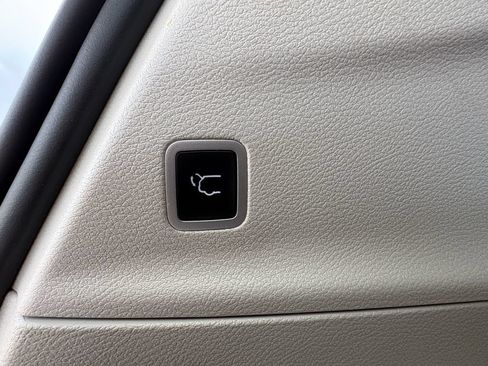 Used 2024 Chrysler Pacifica Touring-L FWD image 26