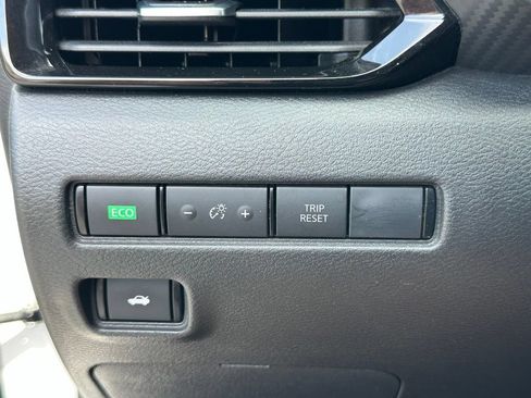 Used 2025 Nissan Sentra SV FWD image 31
