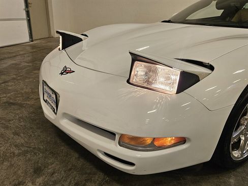Used 2004 Chevrolet Corvette Coupe w/ Roof Package RWD image 13