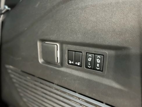 Used 2023 GMC Yukon SLT w/ SLT Premium Package image 20