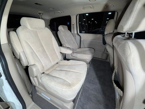 Used 2008 Hyundai Entourage image 16